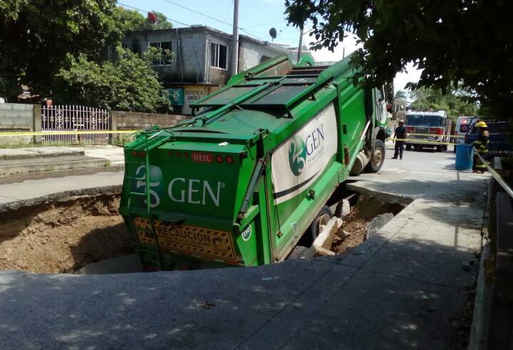 Aparece otro socavón en Madero, cae camión recolector