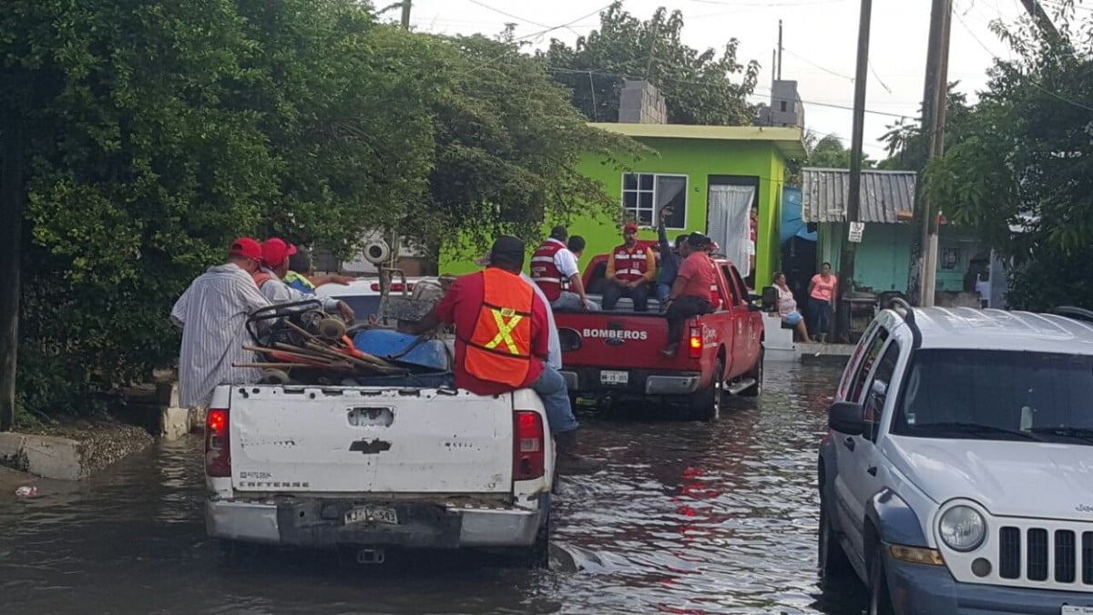 Trasladan a familias de Tampico; su hogar quedó entre el agua