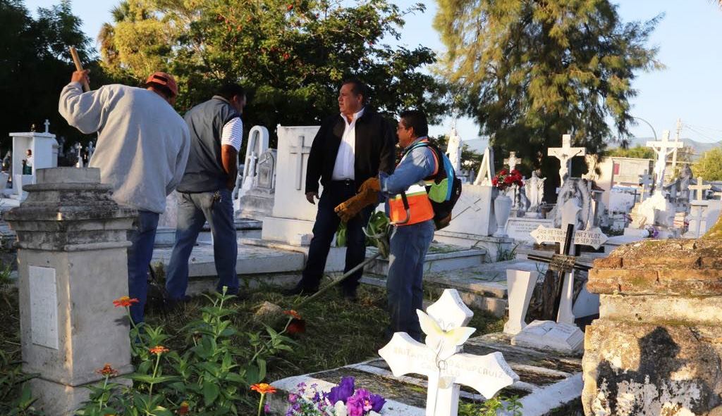 Alistan panteones en Victoria para Día de muertos