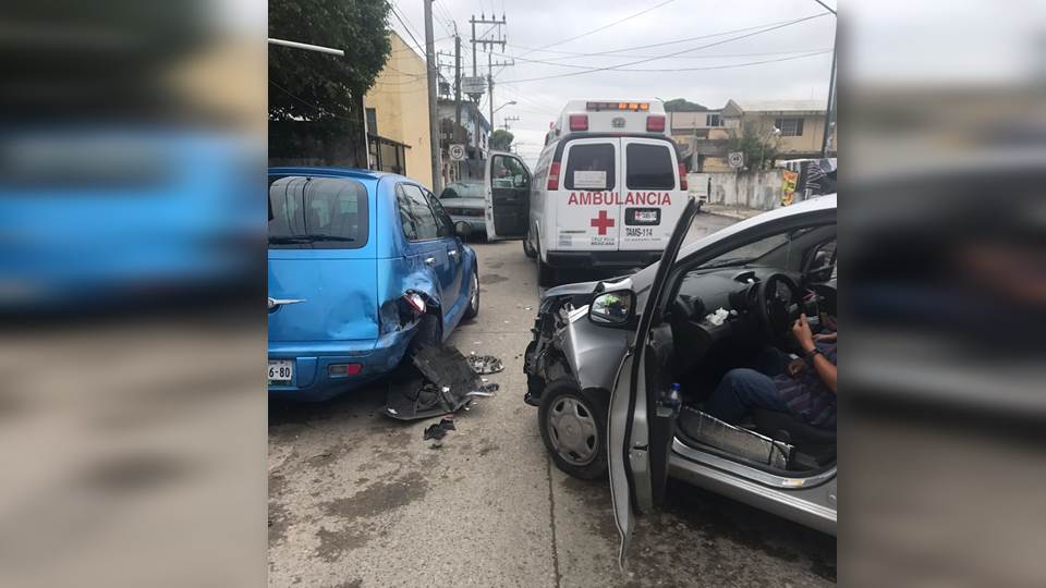 Manejaba a exceso de velocidad y se impacta con auto estacionado