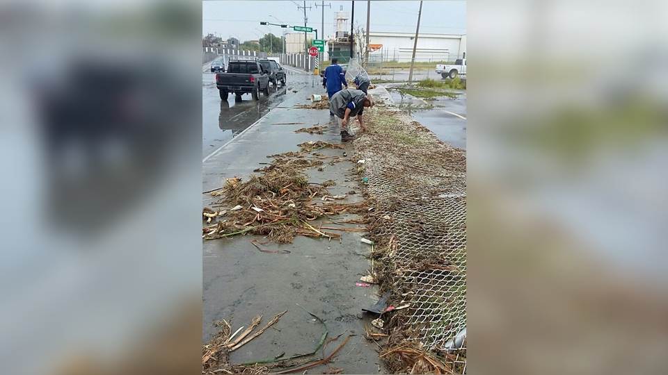 Cuadrillas de limpieza activas en colonias inundadas de Nuevo Laredo