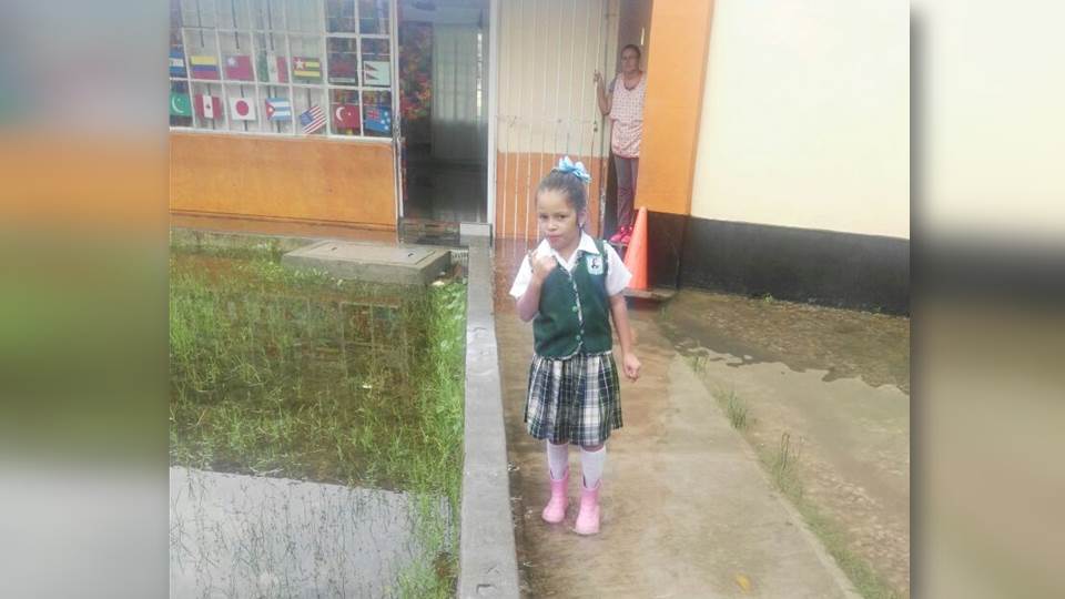 Lluvias inundan salones de primaria en Tampico