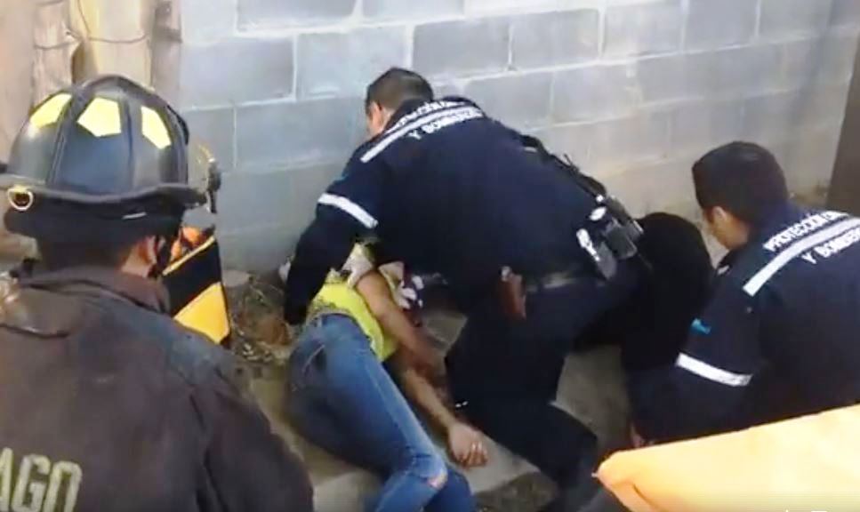 Lesionadas al chocar auto con poste de alumbrado público