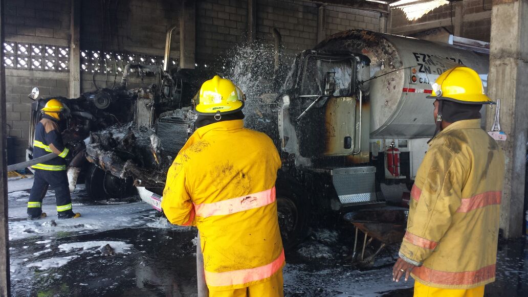Se registra nuevo incendio de pipas cerca de refinería en Madero