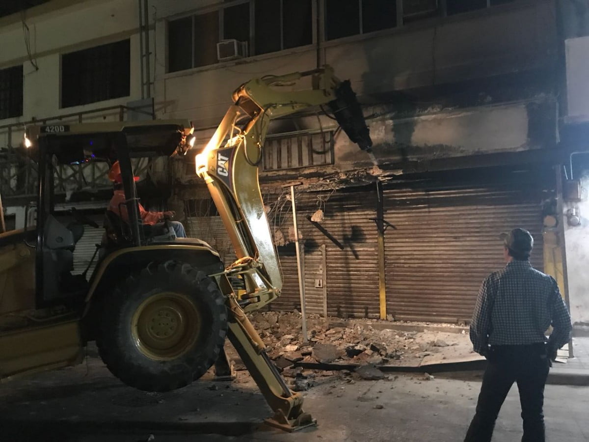 Realizan demolición de marquesinas en malas condiciones en Tampico