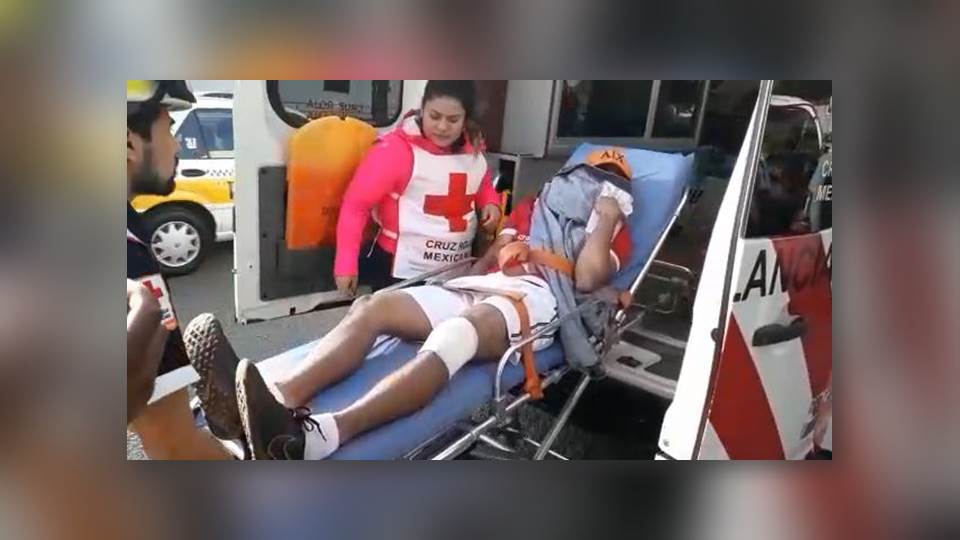 Motociclista lesionado al tratar de esquivar camioneta