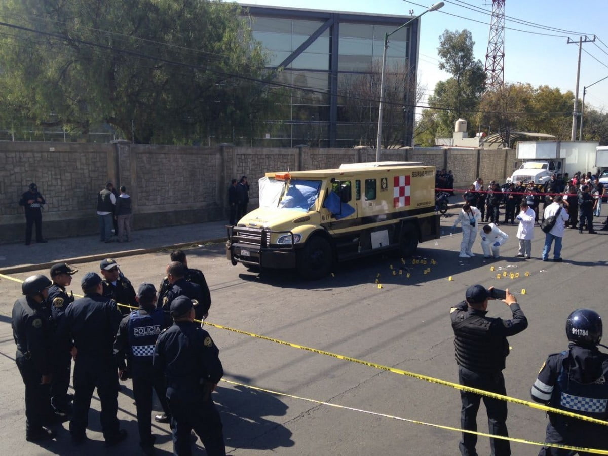 Mueren 3 custodios en asalto a camioneta de valores