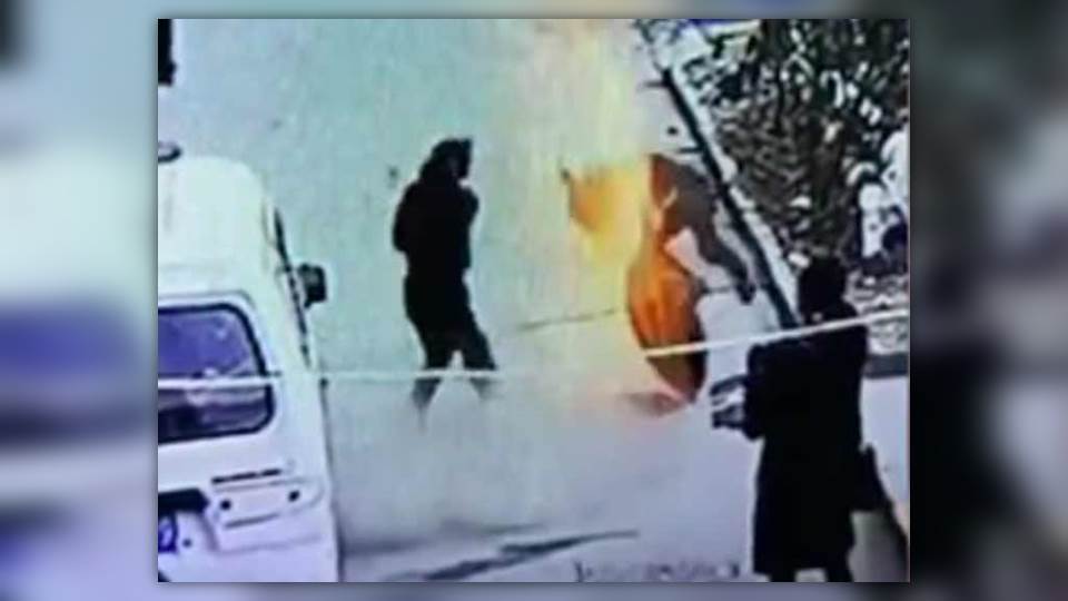 Niño lanza cohete a coladera y sale volando tres metros