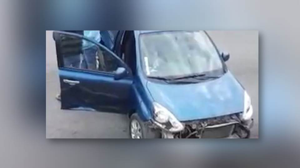 Camioneta es proyectada contra talud en Victoria