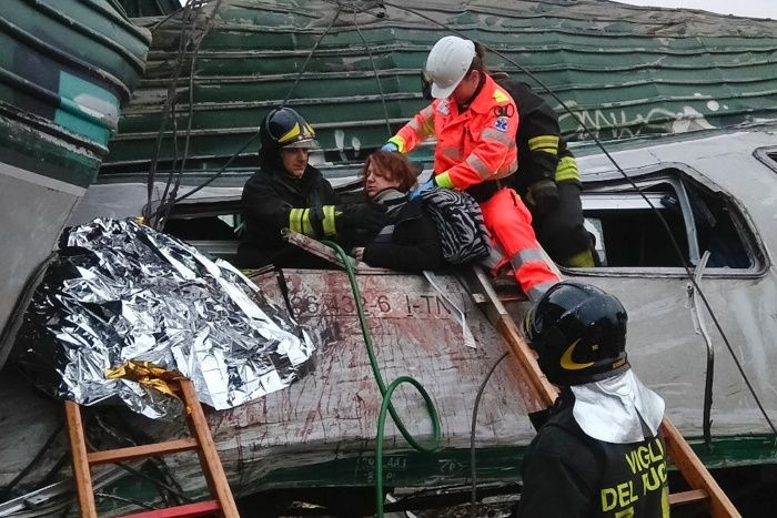 Mueren al menos tres personas por accidente de tren en Milán