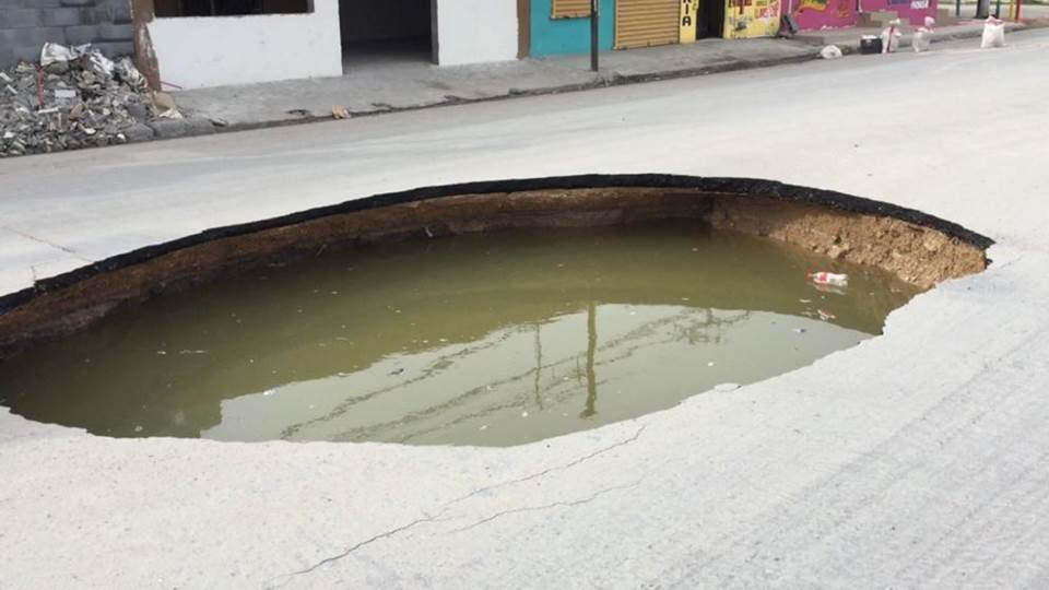 Aparece gran socavón en Reynosa