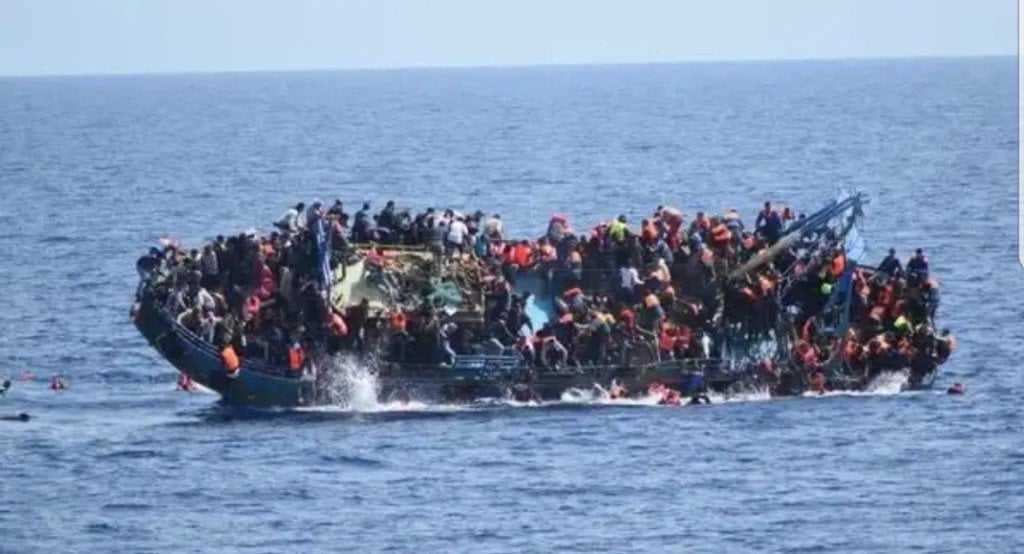 Naufragio frente a Libia deja 10 muertos y 90 desaparecidos
