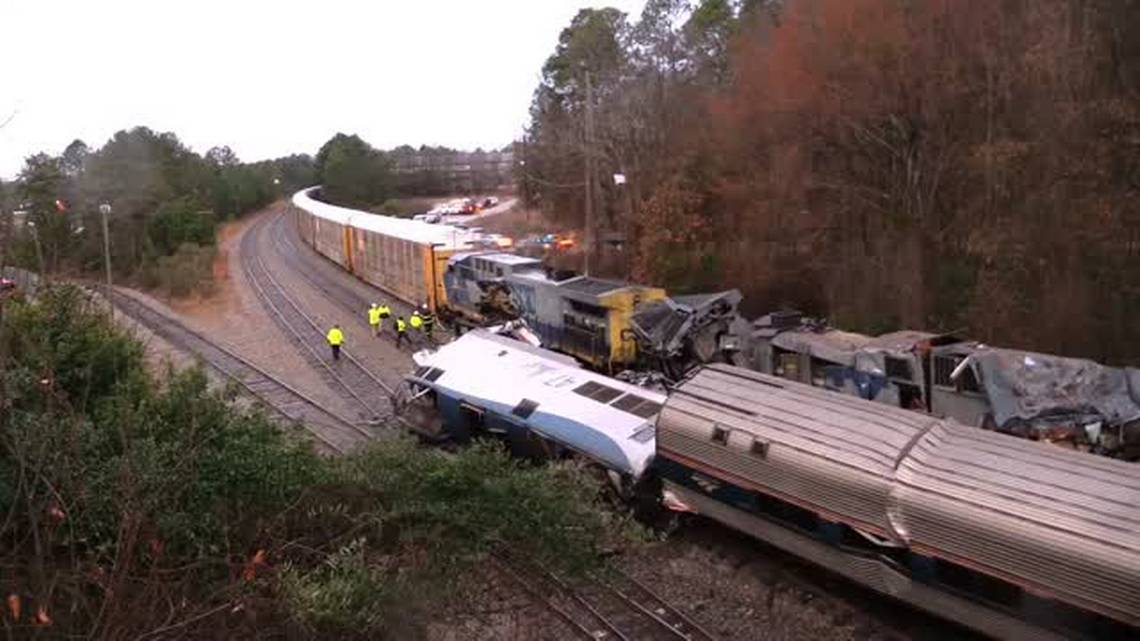 Al menos 2 muertos y más de 100 heridos dejó un choque de trenes