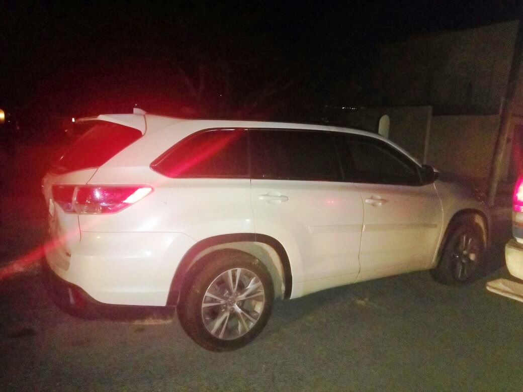 Aseguran camioneta robada en la que transportaban droga