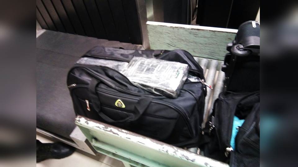 Encuentran maleta con droga en Cruillas