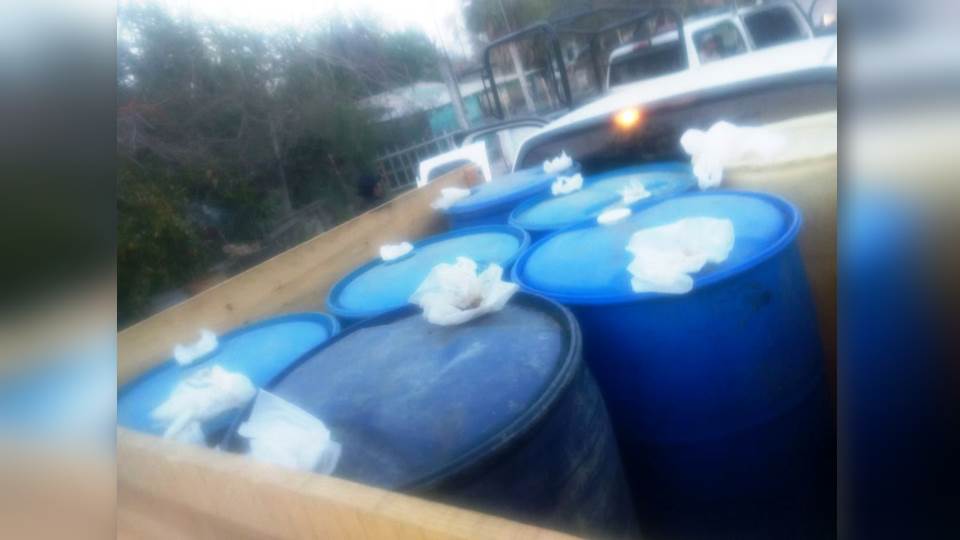 Aseguran camioneta con tambos de gasolina