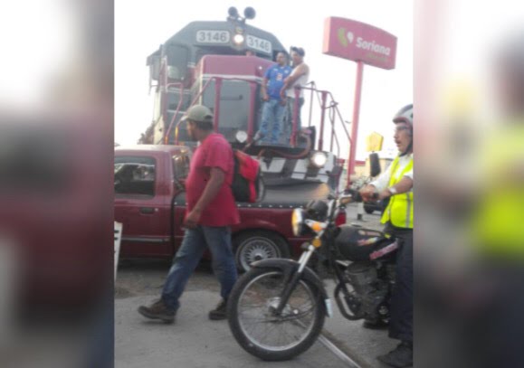 Ebrio sujeto pretende ganarle el paso al tren en Altamira