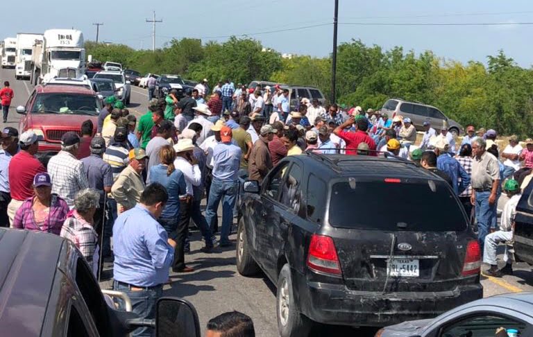 Cierre de carretera por incumplimiento de SAGARPA
