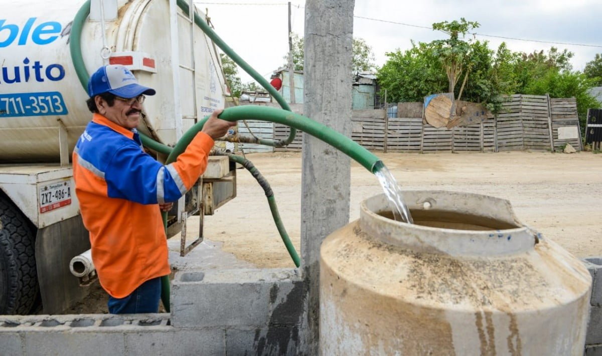 Reparten pipas un millón de litros de agua por semana