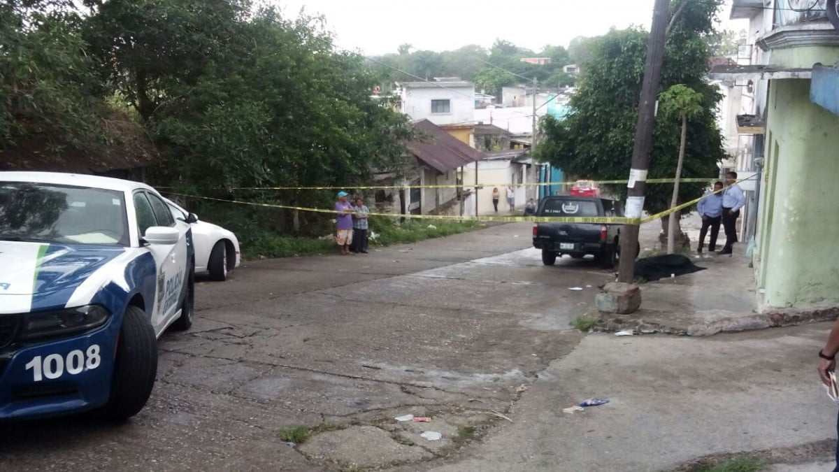 Cae muerto en banqueta, al parecer tras sufrir infarto fulminante