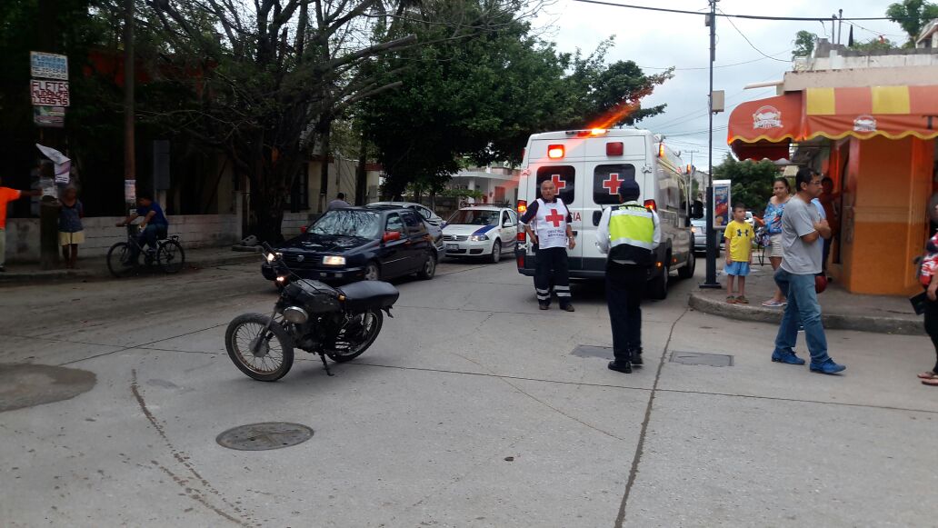 No respeta señal de alto y embiste a motociclista
