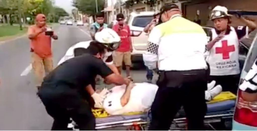 Choca camioneta a compacto; un lesionado