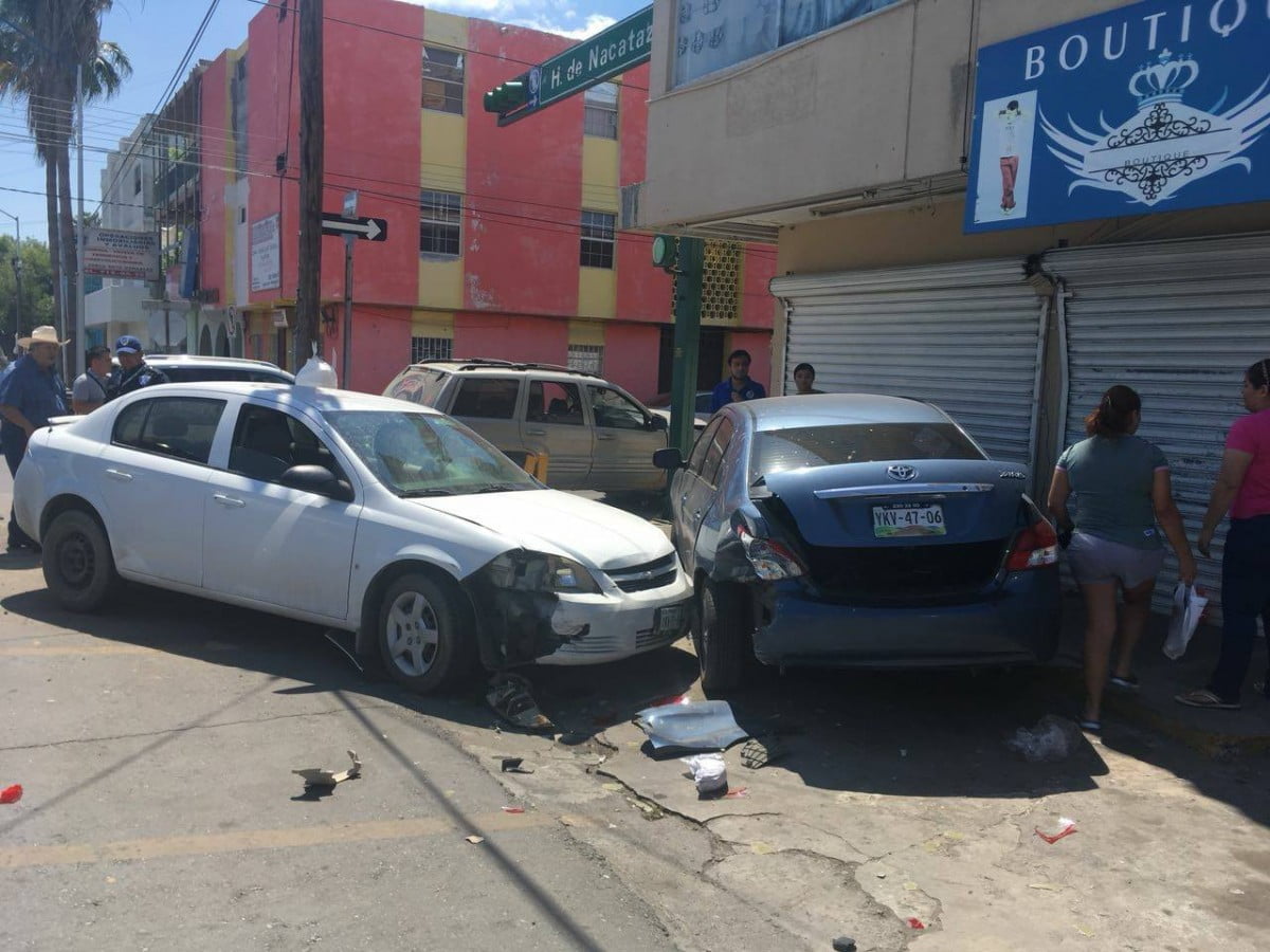 Cuantiosas pérdidas materiales deja choque en crucero de Nuevo Laredo