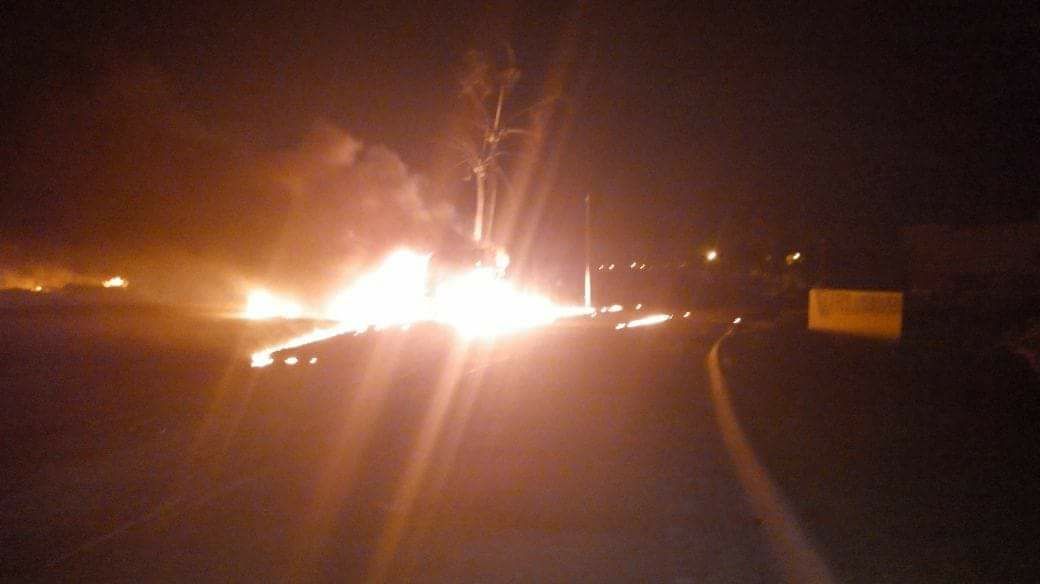 Se safa remolque de pipa y termina en volcadura con explosión
