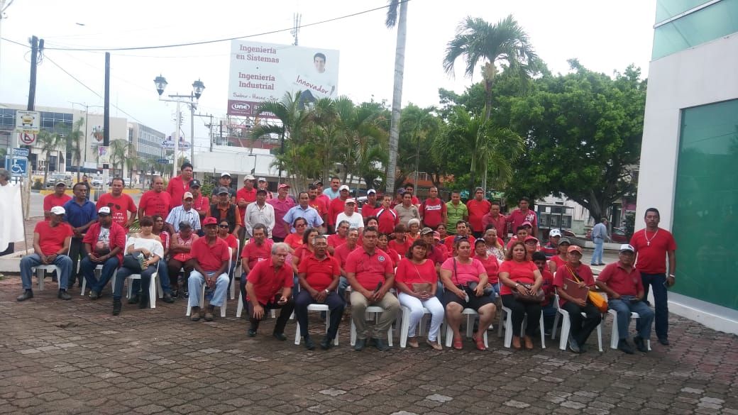 Conmemoran primero de mayo con plantón sindicato laboral