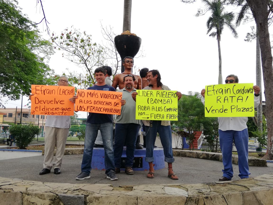 Protestan ex ferrocarrileros; acusan a líder sindical de corrupto y vende plazas
