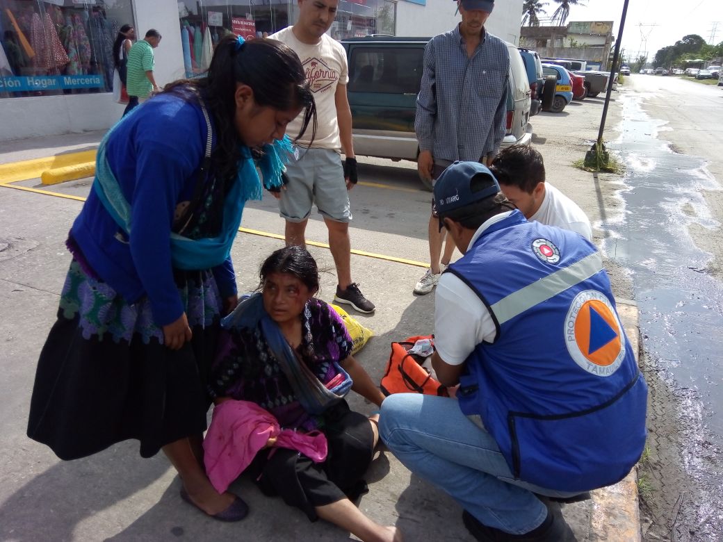 Mujer se cae de autobús y se abre la frente