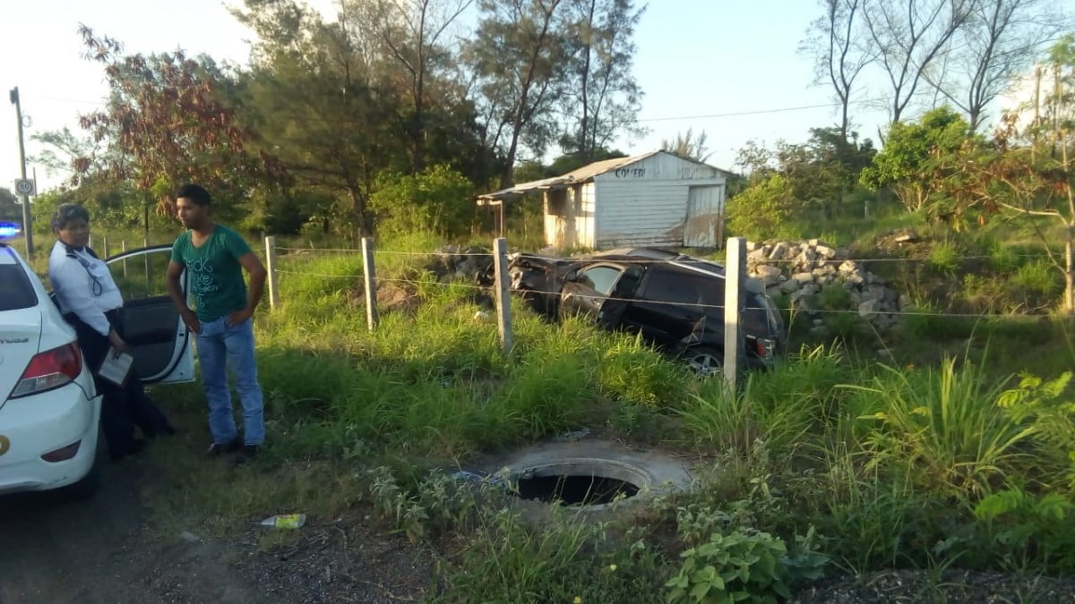 Se sale del camino y abandona vehículo en Ciudad Madero