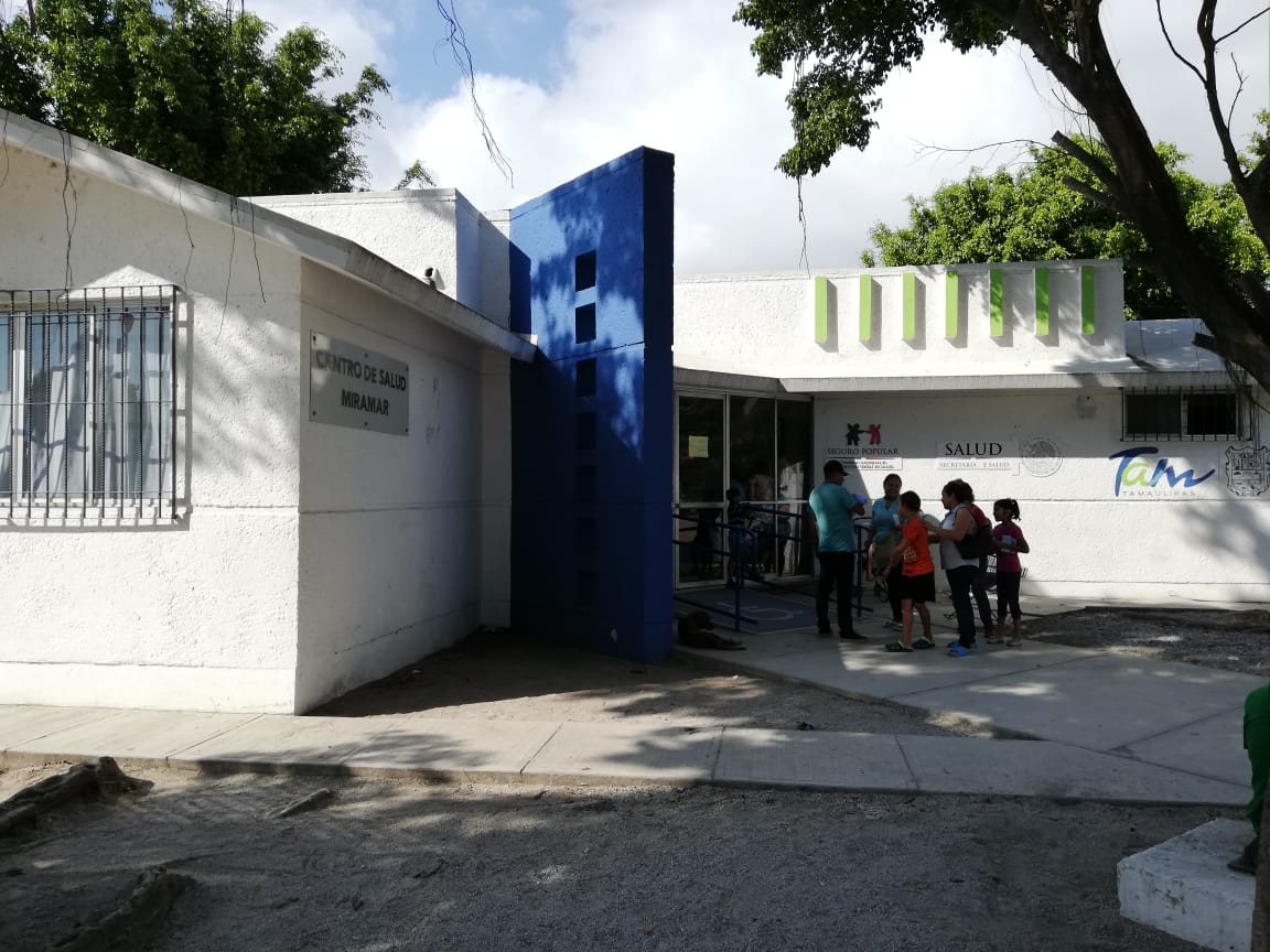 Vecinos del sector Miramar pernoctan afuera del centro de salud para conseguir consulta