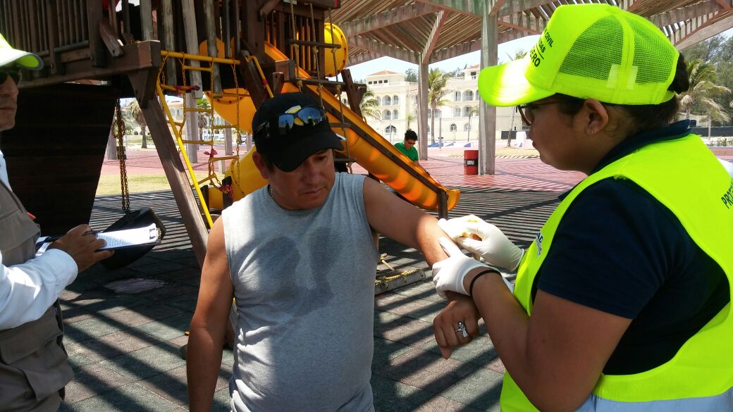Pitbull ataca a palapero en playa Miramar