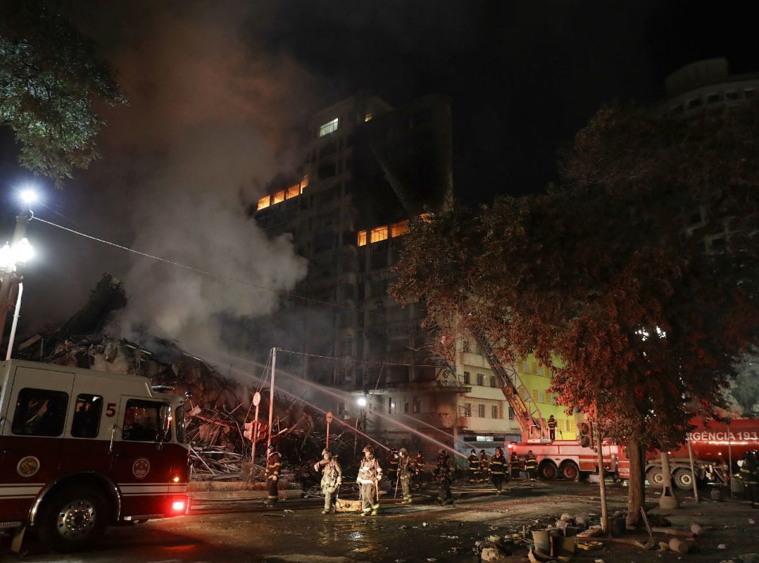 Se derrumba edificio incendiado en Brasil; hay un muerto