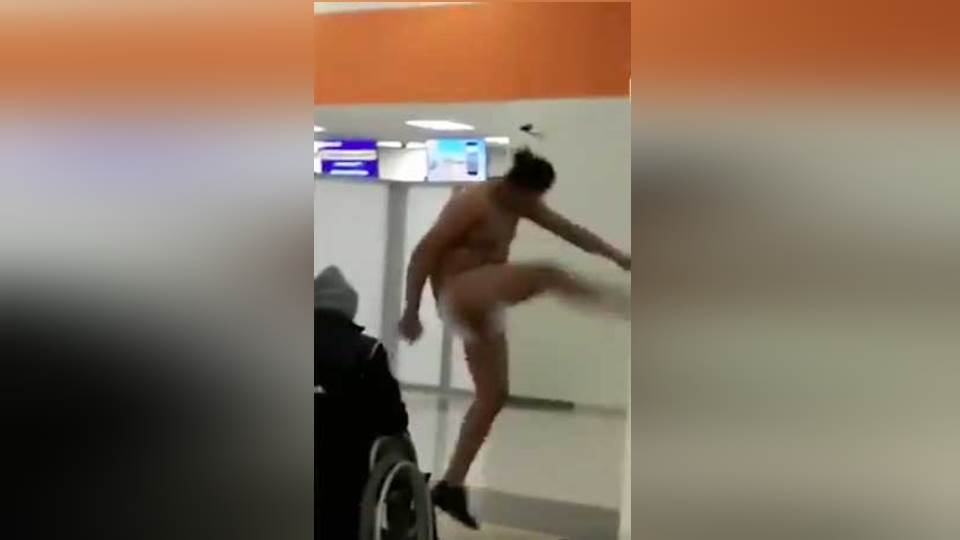 Desnudan a mexicano para revisión en aeropuerto y se pone a bailar (VIDEO)