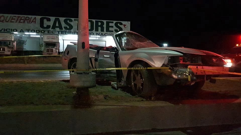 Iba a exceso de velocidad y se mata al estrellarse con poste