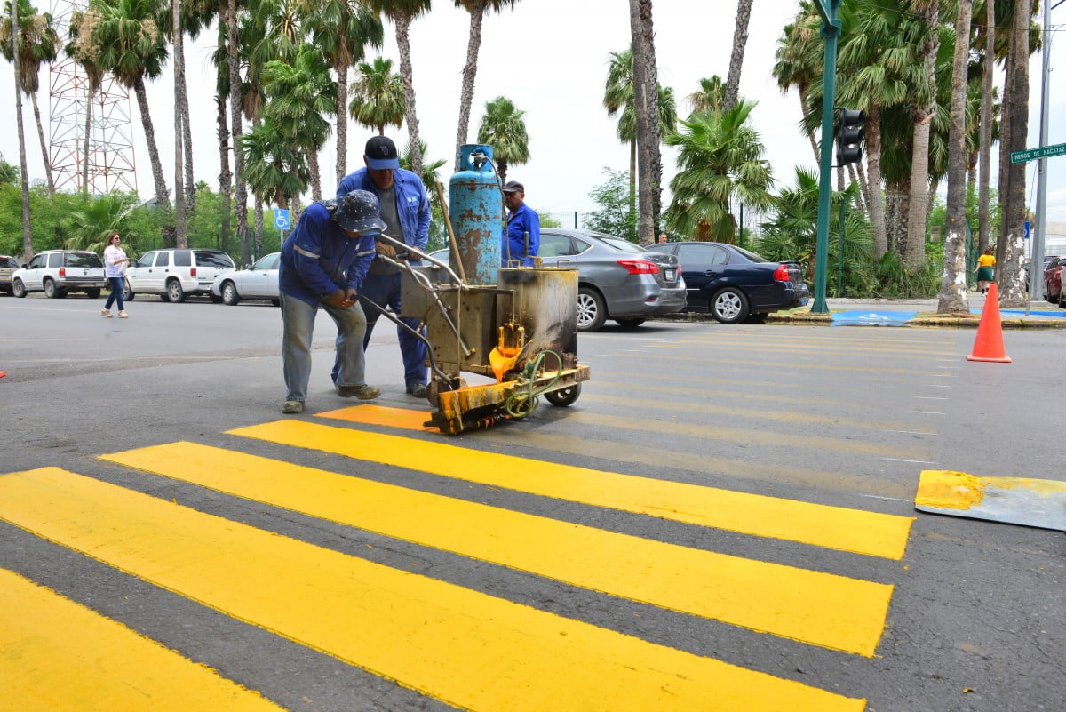 Siguen trabajos de señalización  en carriles y cruces peatonales