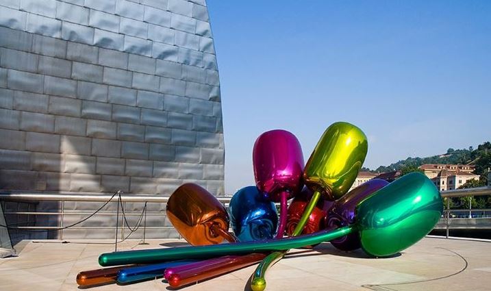 Gigantesca estatua floral de Koons lleva más de un año sin «jardín»