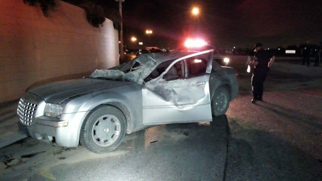 Vuelcan en sector poniente de Nuevo Laredo y abandonan sus autos