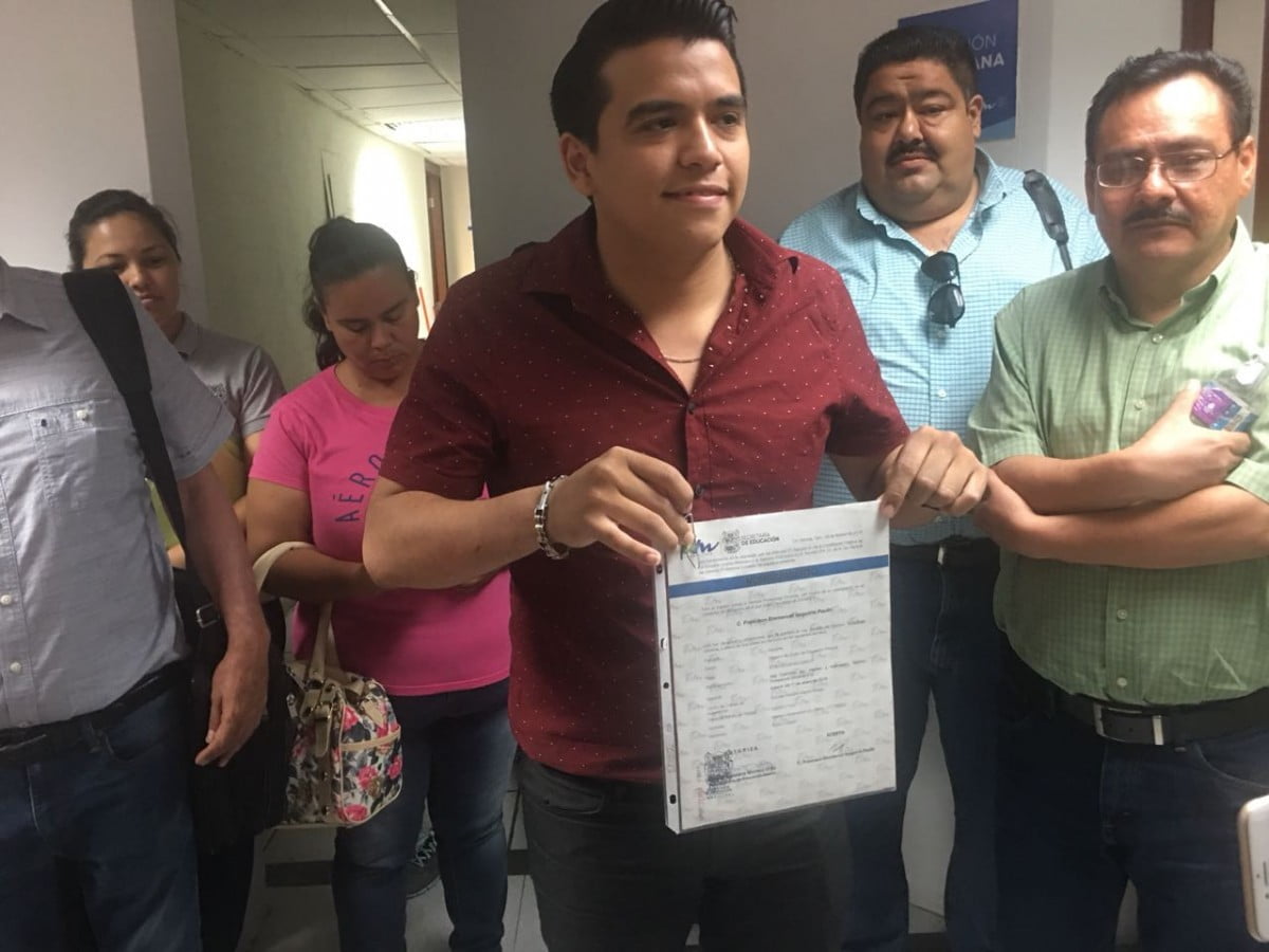 Maestros exigen pago en la SET