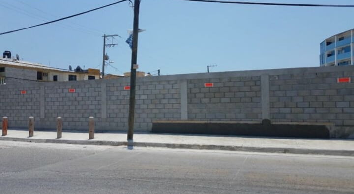 Clausuran construcción de polémica barda a mitad de una calle en Ciudad Madero