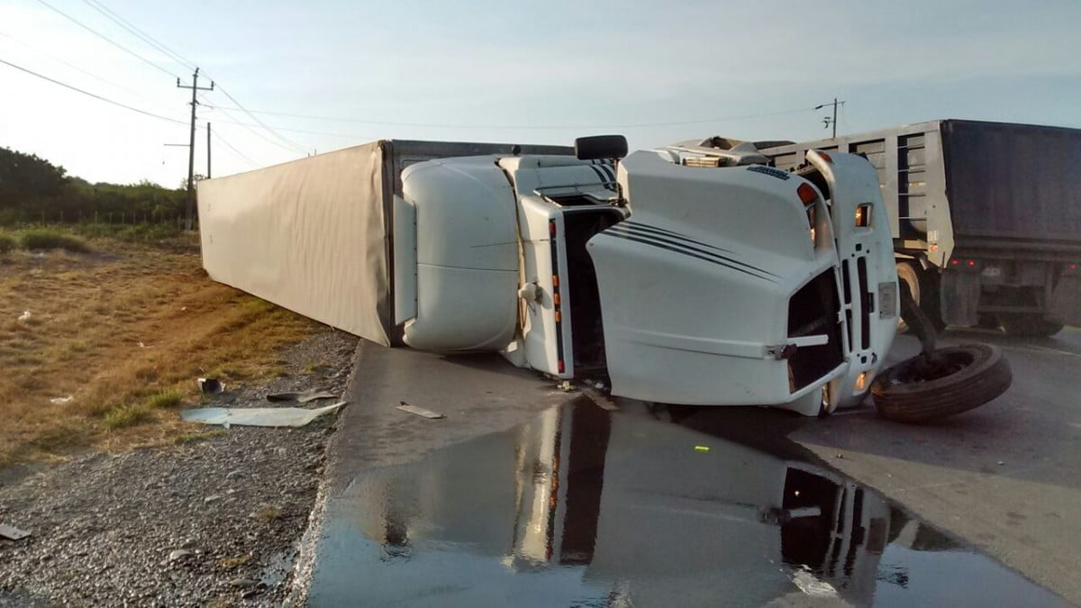Vuelca tráiler en carretera a Monterrey