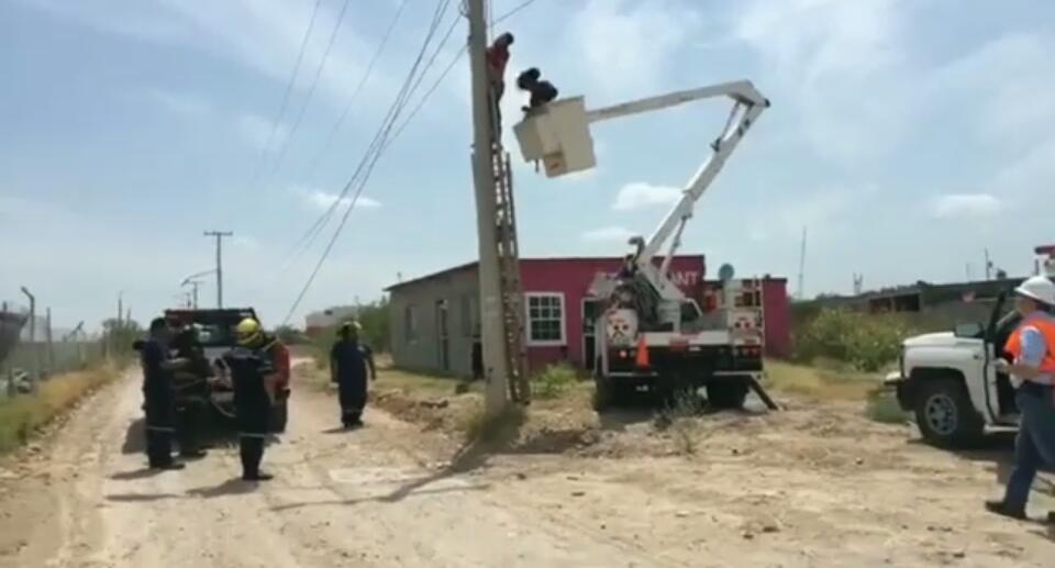 Hombre muere al recibir descarga eléctrica y su cuerpo quedó colgado del poste (VIDEO)