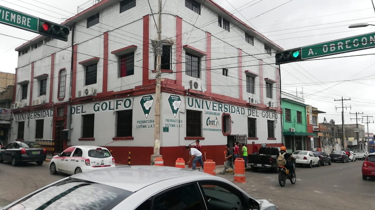 Cae marquesina de Universidad del Golfo en la zona centro de Tampico