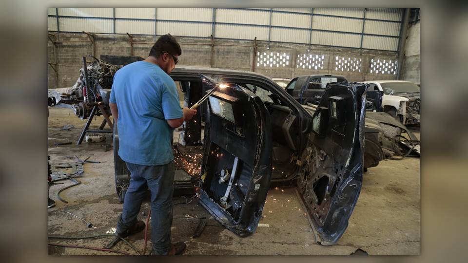 Destruyen 25 vehículos con blindaje artesanal