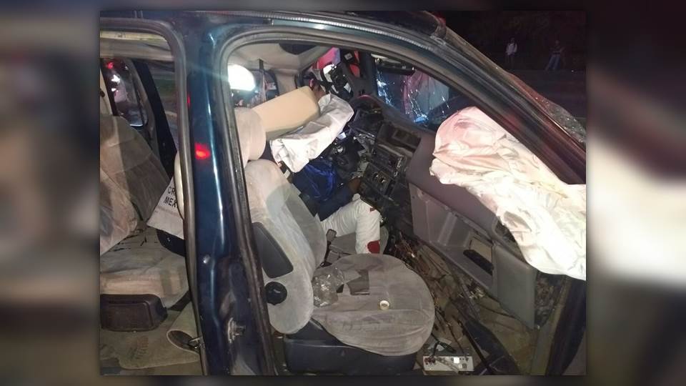 Dormita al volante, choca y queda prensado