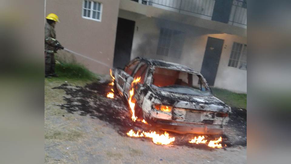 Se incendia vehículo habilitado como taxi; no se encontró al dueño
