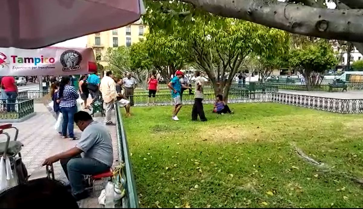 Indigente sufre golpe de calor y se desvanece en plaza de Tampico