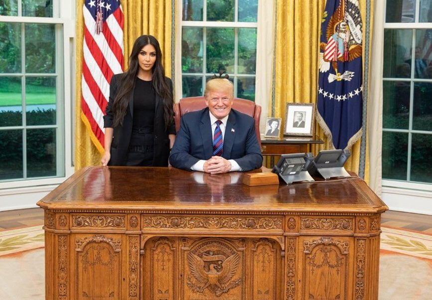 Trump libera a mujer traficante de drogas, tras petición de Kim Kardashian